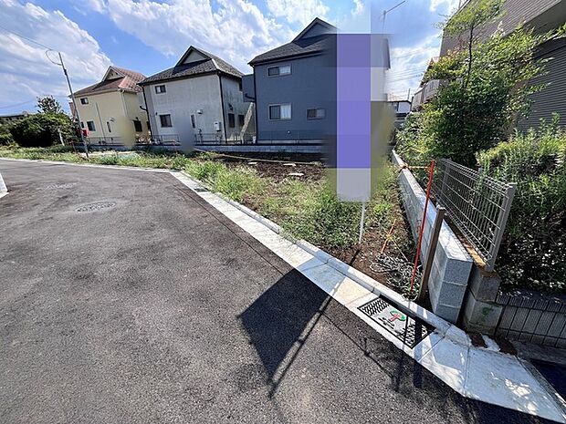 前面道路は広く、駐車がしやすいです。駐車スペース2台分ございます。