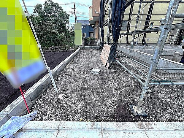 カースペースと戸建てならではのお庭スペース。BBQやガーデニング、お子様のプールなど、、、、様々な楽しみ方ができるプライベート空間。ご家族皆さままで思いっきりお楽しみください。