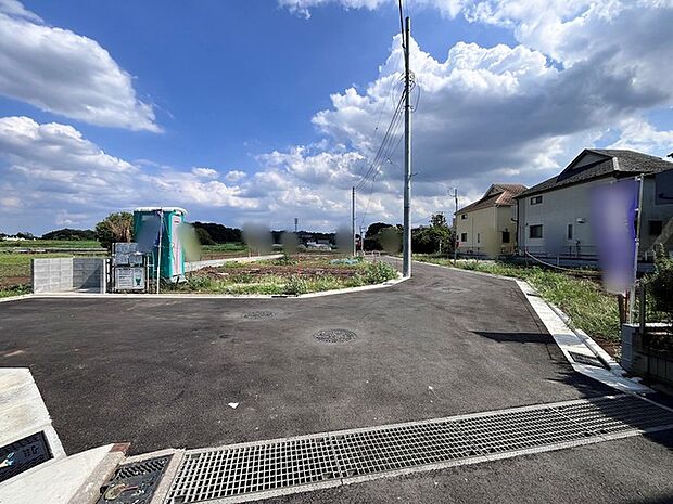 空が広く開放感を感じる穏やかな環境で、周囲には緑ものぞく落ち着いた街並みが広がっています
