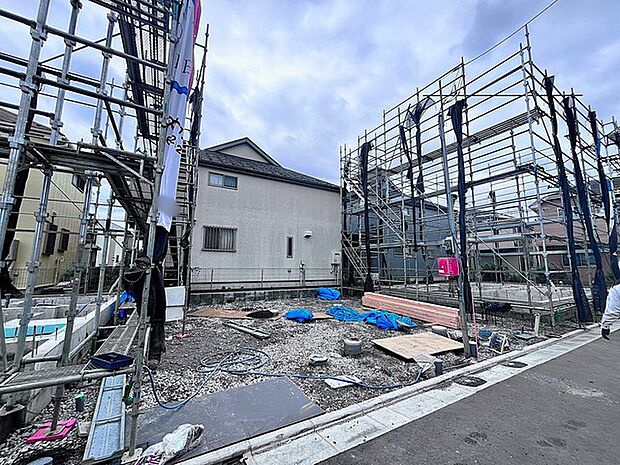 セカンドカーや来客時にも便利なカースペース3台分ございます。