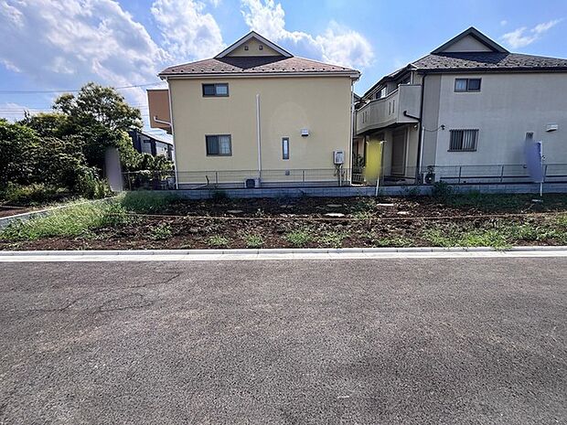 セカンドカーや来客時にも便利なカースペース3台分ございます。