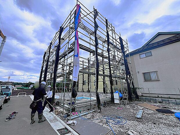 前面道路は広く、駐車がしやすいです。駐車スペース3台分ございます。
