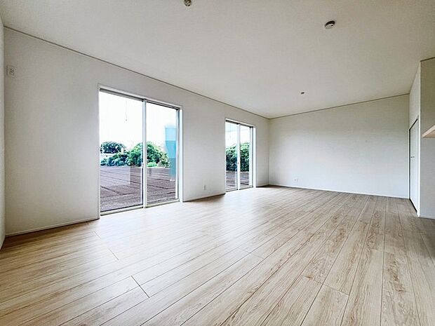 家族や友人、両親、親戚とこれから沢山の時間を紡ぐのだろう。そこを彩るのは窓から見える青い空、心地よい緑。そんなイメージが膨らむリビングスペース。