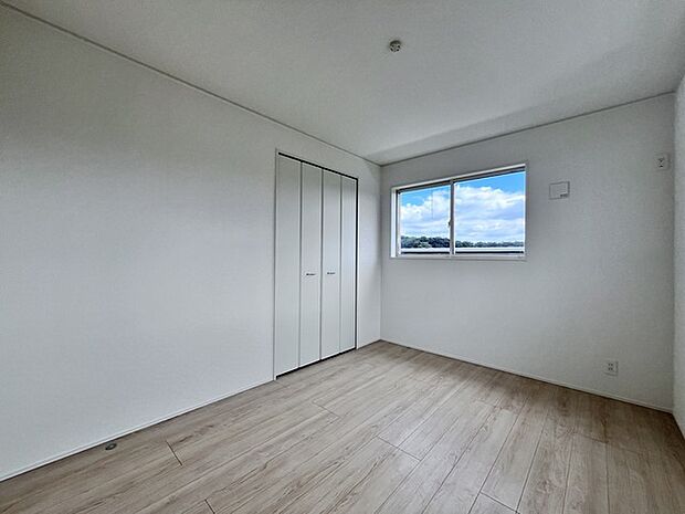 衣類の整理整頓に嬉しいクローゼット付きのお部屋。お子様のお部屋としても便利です。