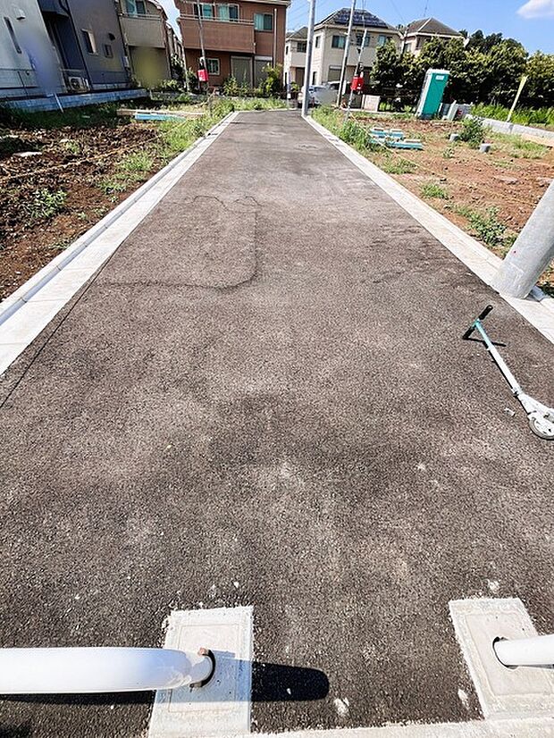 西側 5.0m幅員の道路に面しています。セカンドカーや来客時にも便利なカースペース2台分ございます。