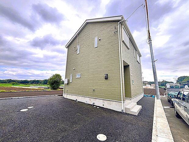 前面道路は通り抜けができないため、交通量が少なく静かな住環境です。