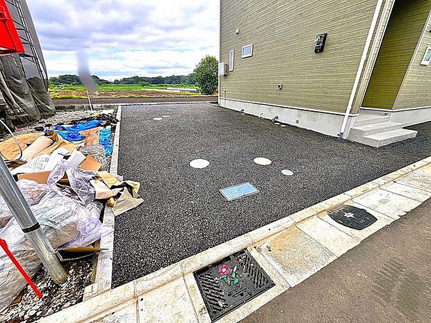 前面道路は広く、駐車がしやすいです。駐車スペース2台分ございます。