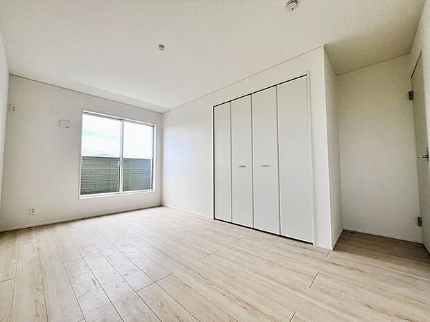 バルコニーに面した6.5帖の洋室。開口部からは優しい陽光が差し込み心地よい風が通り抜けます。