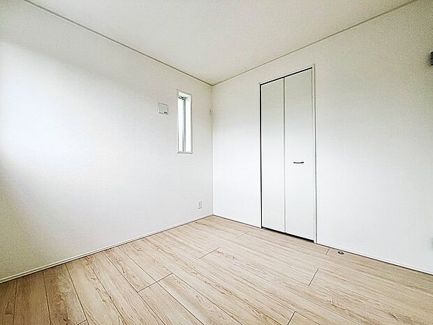 明るい光が差し込む、日中の室内の明るさがこの部屋の魅力です。