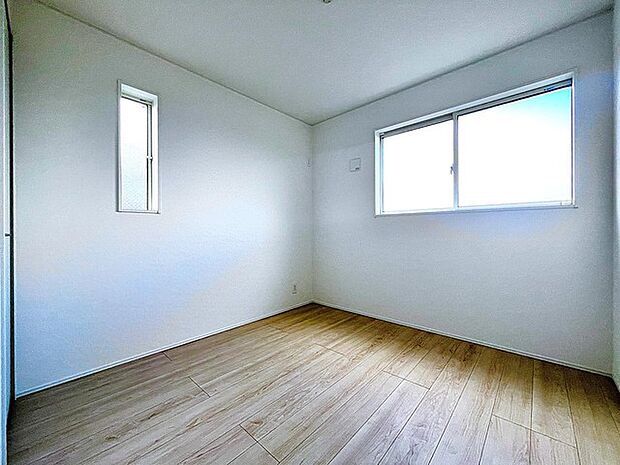 今からここを誰のお部屋にしようか、そんな洋室。大きさは4.5帖です。