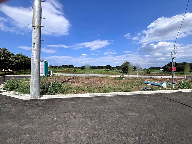 回転道路と5m幅員の道路に面しております。お車の運転が苦手な方でも安心して出入りいただけます。