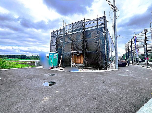 回転広場と開発道路の角地に面した立地です。