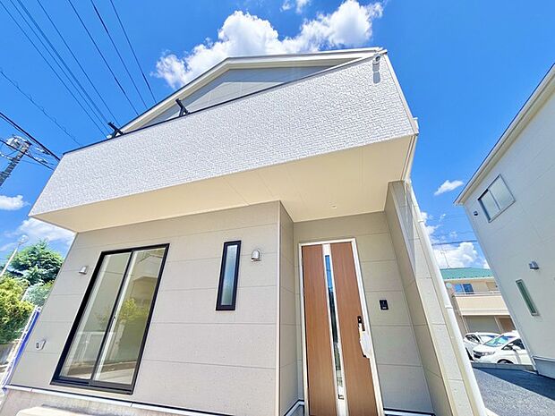 玄関はおうちの顔とも呼ばれる重要な場所！明るくスッキリと見える空間で住まう人を見送り、出迎えてくれます。 