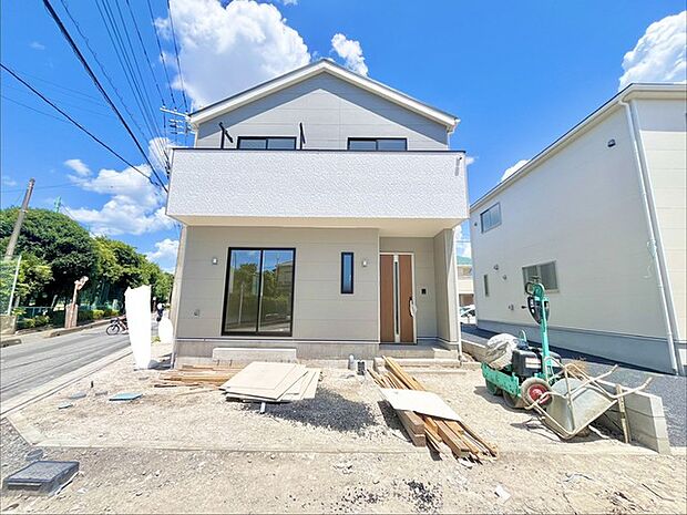 6m幅員の道路に面しておりお車の運転が苦手な方でも安心して出入りいただけます。