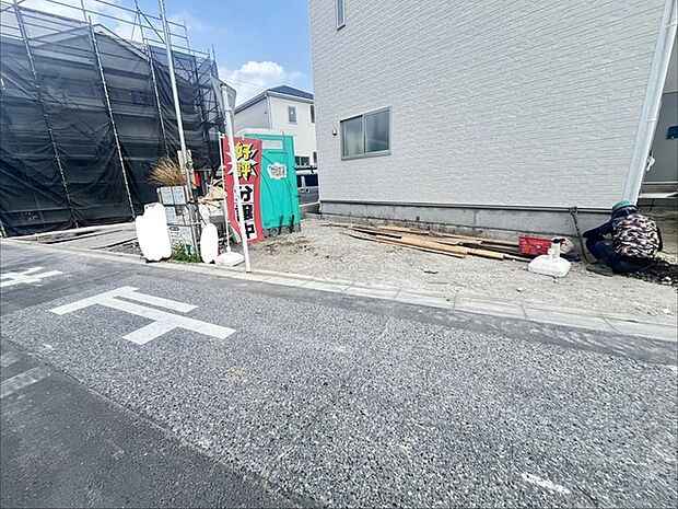 前面道路は広く、駐車がしやすいです。駐車スペース2台分ございます。