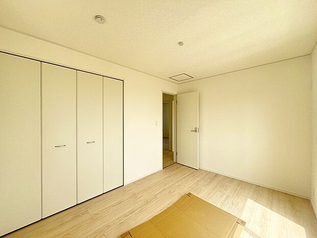 どんな家具にでも相性が良い清潔感ある白色調のクロスを採用。主張しすぎない配色、耐久性にも優れた床材は日々のメンテナンスも楽に、快適に過ごして頂けるよう考えられています。