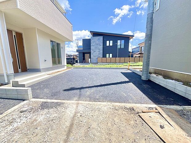 6m幅員の道路に面しておりお車の運転が苦手な方でも安心して出入りいただけます。