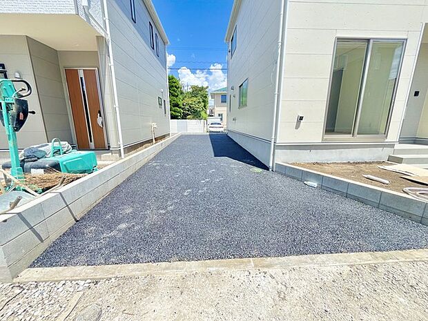 前面道路は広く、駐車がしやすいです。駐車スペース2台分ございます。 