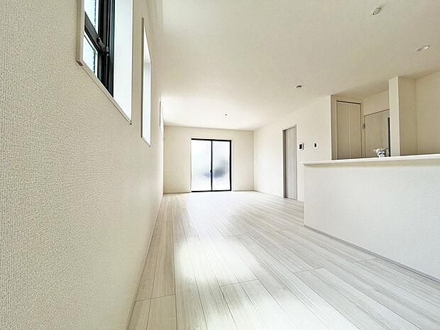 どんな家具にでも相性が良い清潔感ある白色調のクロスを採用。主張しすぎない配色、耐久性にも優れた床材は日々のメンテナンスも楽に、快適に過ごして頂けるよう考えられています。 