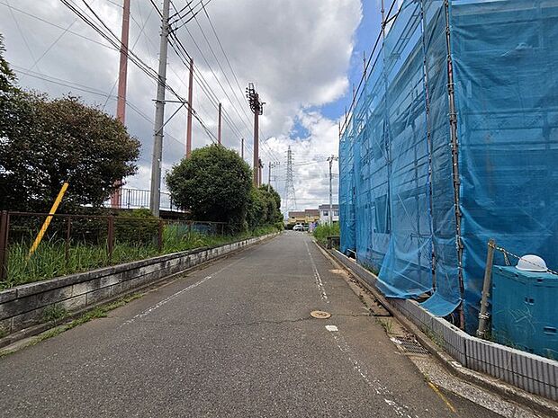 6m幅員の道路に面しておりお車の運転が苦手な方でも安心して出入りいただけます。