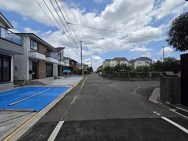 6m幅員の道路に面しておりお車の運転が苦手な方でも安心して出入りいただけます。 