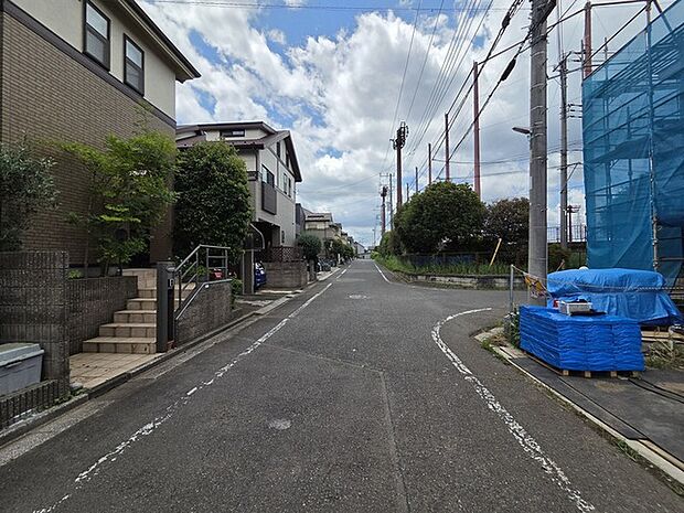 6m幅員の道路に面しておりお車の運転が苦手な方でも安心して出入りいただけます。