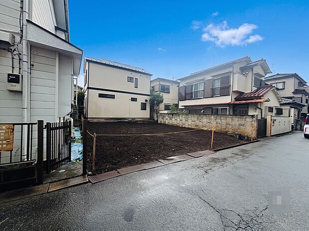 戸建てが立ち並ぶ静かな住宅街。四季折々の移り変わりを感じながら自然と楽しみ、暮らす、そんな毎日を日々の中で感じられる住環境