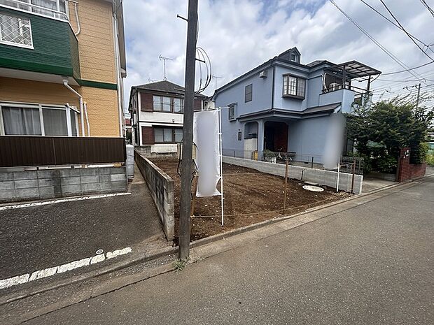 戸建てが立ち並ぶ静かな住宅街。四季折々の移り変わりを感じながら自然と楽しみ、暮らす、そんな毎日を日々の中で感じられる住環境