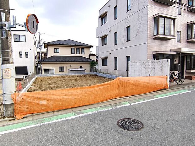 戸建てが立ち並ぶ静かな住宅街。四季折々の移り変わりを感じながら自然と楽しみ、暮らす、そんな毎日を日々の中で感じられる住環境