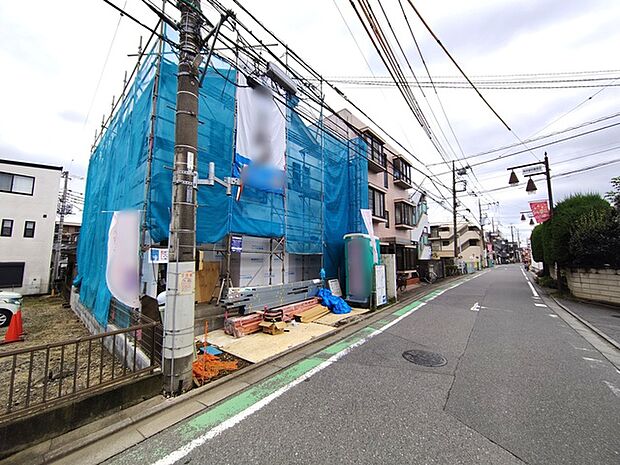 5m幅員の道路に面しておりお車の運転が苦手な方でも安心して出入りいただけます。