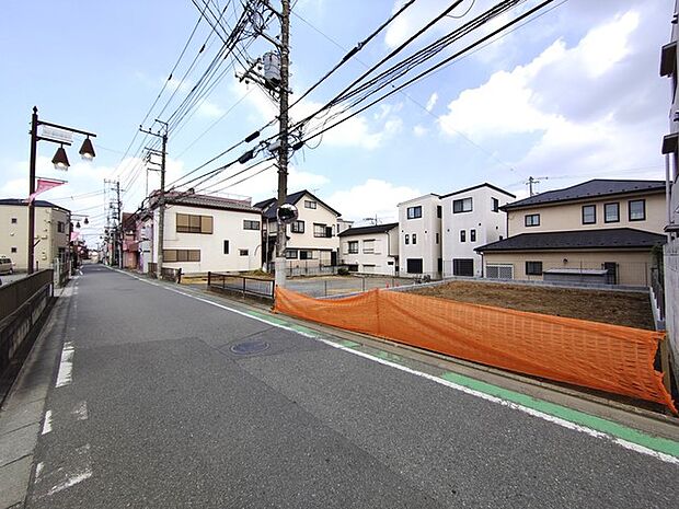 5m幅員の道路に面しておりお車の運転が苦手な方でも安心して出入りいただけます。