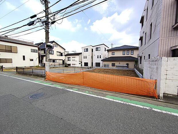 戸建てが立ち並ぶ静かな住宅街。四季折々の移り変わりを感じながら自然と楽しみ、暮らす、そんな毎日を日々の中で感じられる住環境
