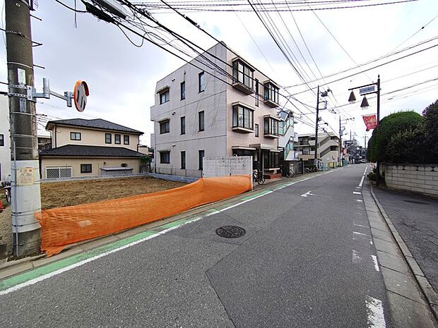 前面道路は広く、駐車がしやすいです。駐車スペース1台分ございます。