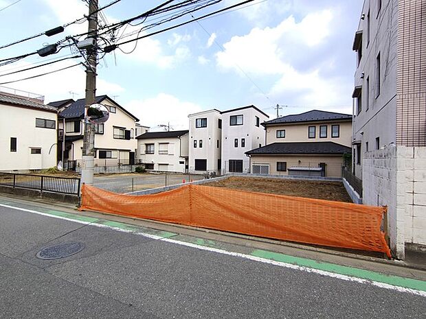 戸建てが立ち並ぶ静かな住宅街。四季折々の移り変わりを感じながら自然と楽しみ、暮らす、そんな毎日を日々の中で感じられる住環境