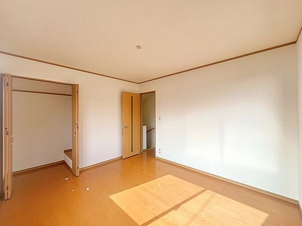 衣類の整理整頓に嬉しいクローゼット付きのお部屋。お子様のお部屋としても便利です。