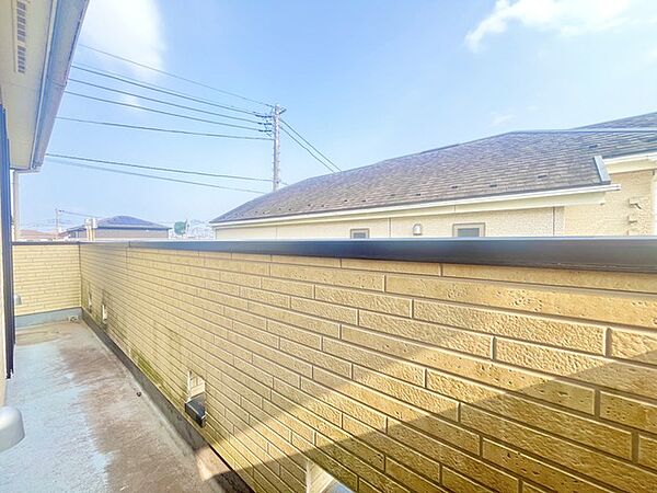 南側のお部屋から出入りできる、奥行きのあるワイドバルコニー。心地よい陽射しと暖かな風を楽しむことが出来ます。