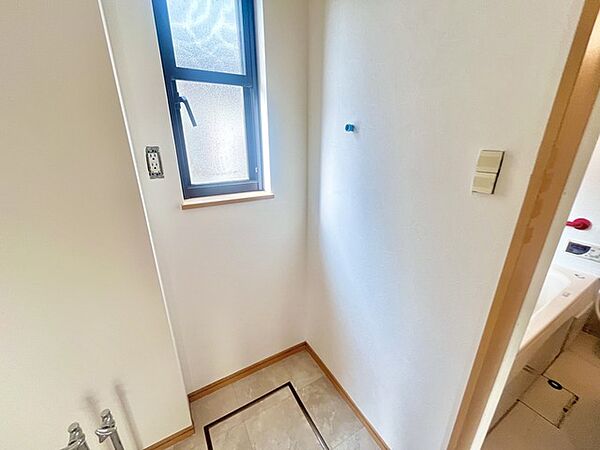 使い勝手の良い洗面台、窓があることで換気もしやすく清潔感のある空間を保てます。