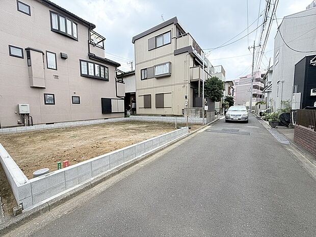 戸建てが立ち並ぶ静かな住宅街。四季折々の移り変わりを感じながら自然と楽しみ、暮らす、そんな毎日を日々の中で感じられる住環境