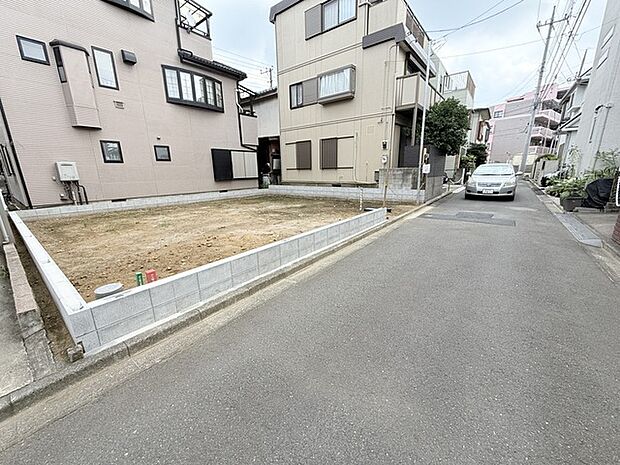 戸建てが立ち並ぶ静かな住宅街。四季折々の移り変わりを感じながら自然と楽しみ、暮らす、そんな毎日を日々の中で感じられる住環境