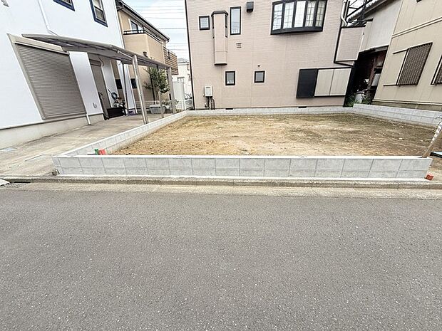 戸建てが立ち並ぶ静かな住宅街。四季折々の移り変わりを感じながら自然と楽しみ、暮らす、そんな毎日を日々の中で感じられる住環境