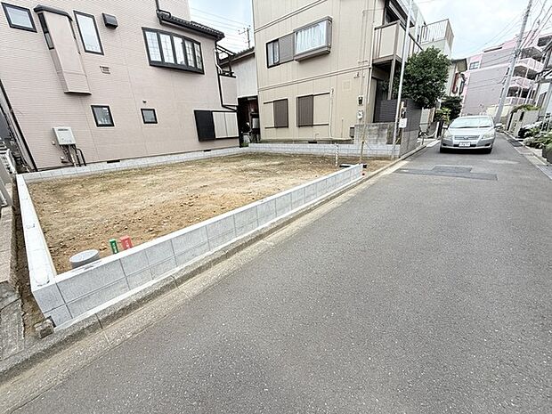 戸建てが立ち並ぶ静かな住宅街。四季折々の移り変わりを感じながら自然と楽しみ、暮らす、そんな毎日を日々の中で感じられる住環境