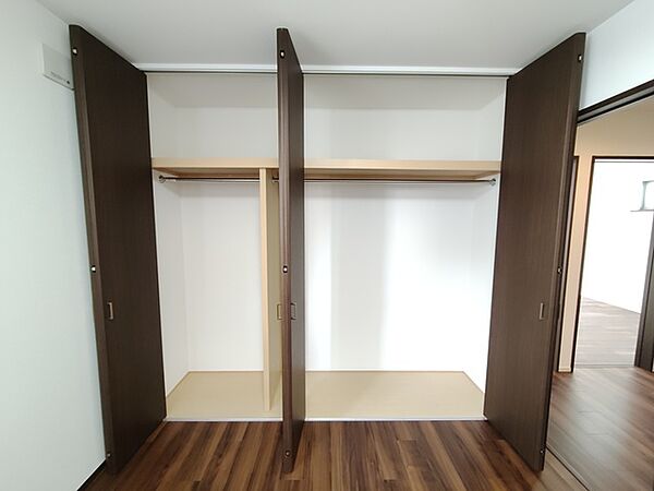 洋室6.3帖： 広々収納で、仕事着、普段着をまとめて収納できます。