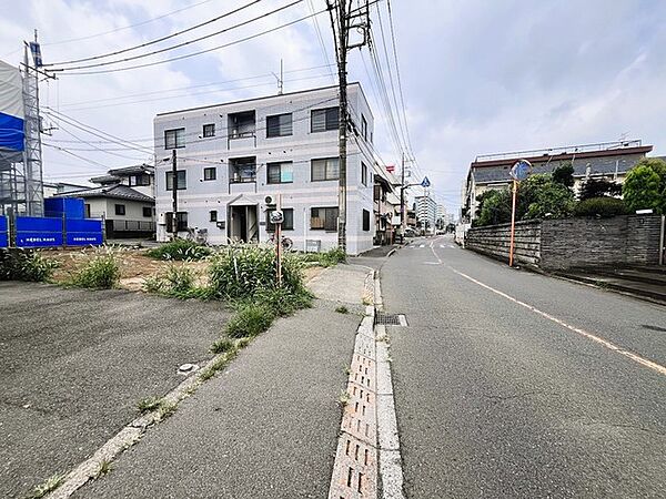 近隣の街並み 現地周辺の様子　前方には郵便局が見えます（30m）