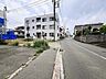 周辺：近隣の街並み 現地周辺の様子　前方には郵便局が見えます（30m）