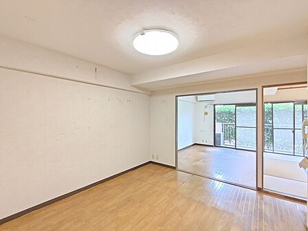 【ダイニング／約7．23帖】 家族や友人、両親、親戚とこれから沢山の時間を紡ぐのだろう。 そこを彩るのは窓から見える青い空、心地よい緑。そんなイメージが膨らむリビングスペース。 