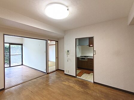 【ダイニング／約7．23帖】 家族が一番集まる場所だから広々としつつも素敵な空間であって欲しい。 皆がくつろぐリビングからキッチンまでが一つに繋がる空間。 