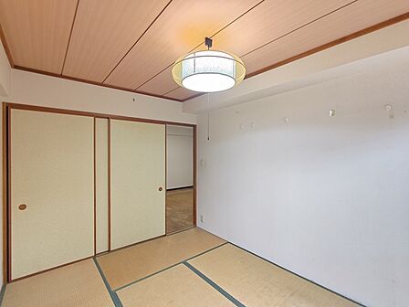 【和室／約6帖】 主寝室は約6帖。窮屈感のない広さを確保しました。