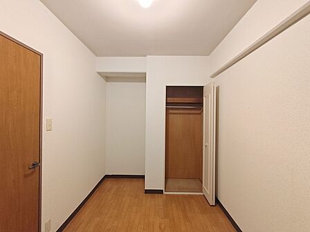 【洋室／約4．34帖】 衣類の整理整頓に嬉しいクローゼット付きのお部屋。お子様のお部屋としても便利です。 
