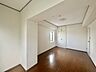 室内：今からここを誰のお部屋にしようか、そんな洋室。大きさは8.4帖です。 