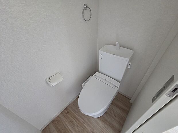 1.2階にそれぞれトレイがございます。朝の混雑時に分散して利用できるほか、ゲスト用としても使い分けることもできます。 